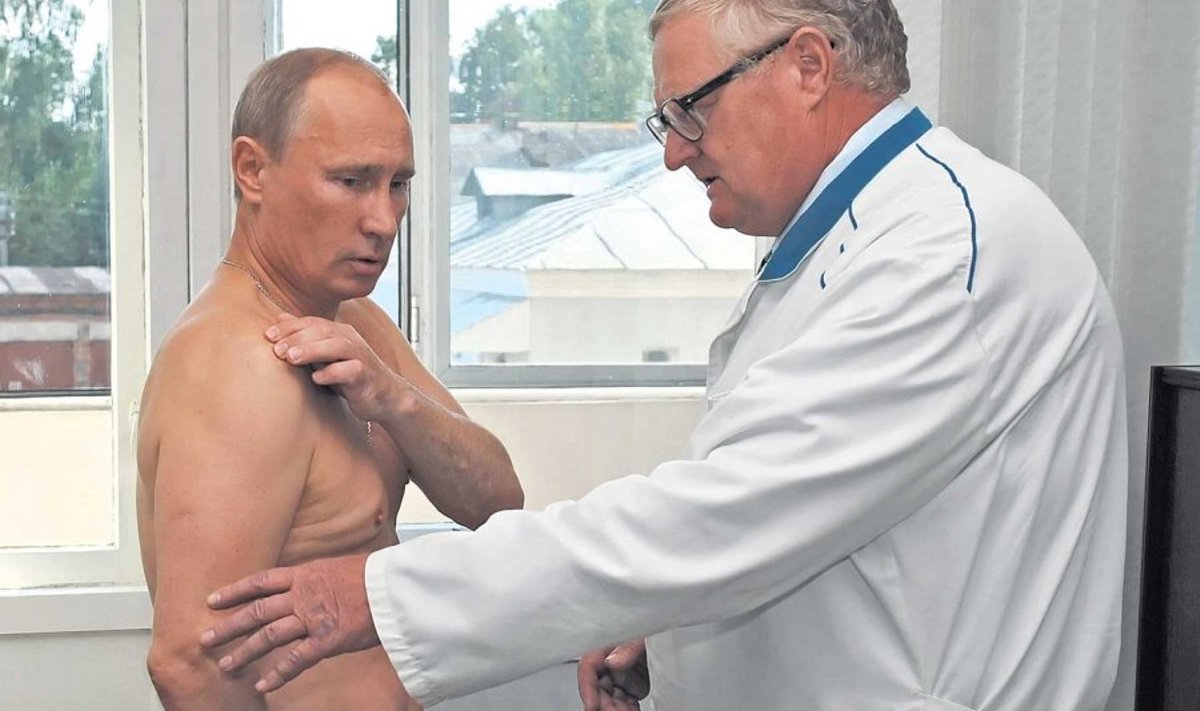 Ametlikult ei ole Putinil muid terviseprobleeme kui sporditraumad ja nende aeg-ajalt tunda andvad tagajärjed. Pildil laseb Putin end Smolenski haigla traumatoloogil kontrollida 2011. aasta augustis, kui ta õlg oli judotrennis viga saanud.