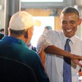 ВИДЕО: Посетитель бара предложил Бараку Обаме "курнуть травки", президент рассмеялся