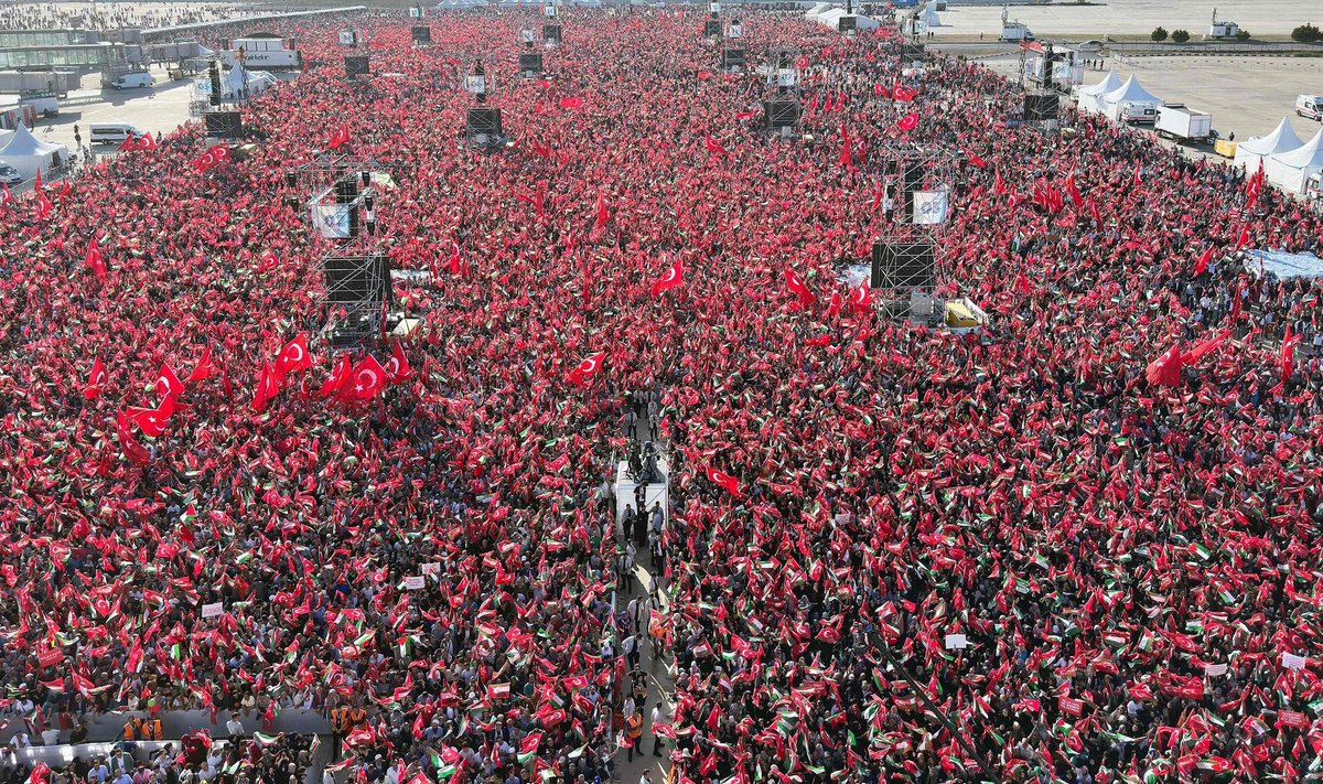 В субботнем митинге приняли участие по оценкам турецких властей около 1,5 млн человек