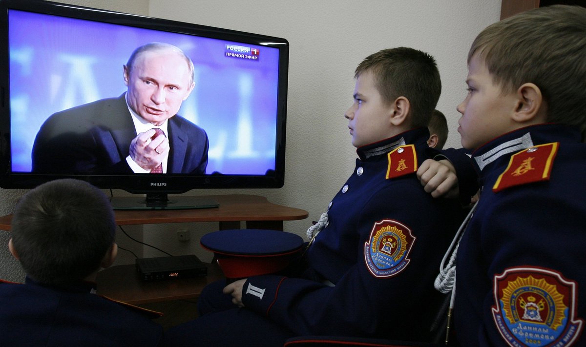 Noored kadetid jälgimas Putini sõnavõttu. Pilt on illustratiivne.