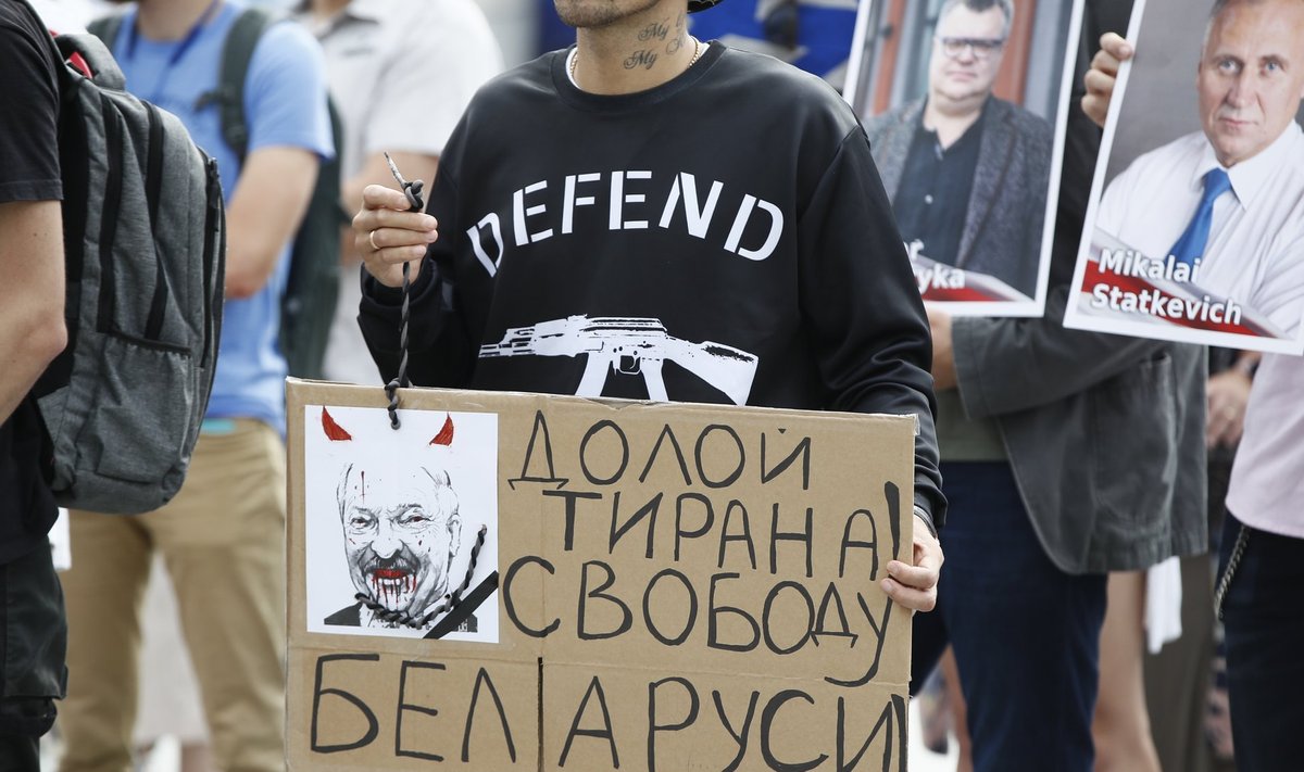 Valgevenelased jätkasid vastupanu hoolimata võimude seatud hiiglaslikule takistusele - riik oli interneti kodanikelt ära võtnud.