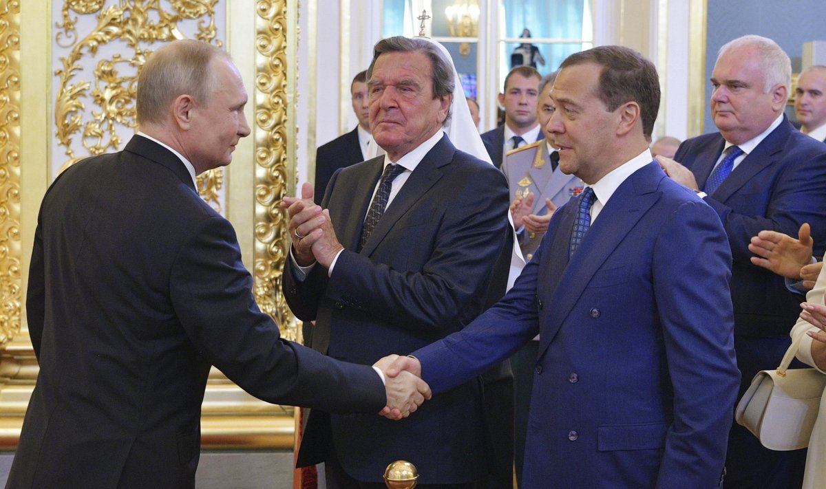 MEES PAREMAL ÜLANURGAS: Saksamaa ekskantsler Gerhard Schröder ja toonane Vene peaminister Dmitri Medvedev aastal 2018 Putini ametisse vannutamise tseremoonial. Neist lähim ja pikaaegseim Putini sõber on aga hoopis sinise lipsuga mees paremal - endine Stasi agent Matthias Warnig.