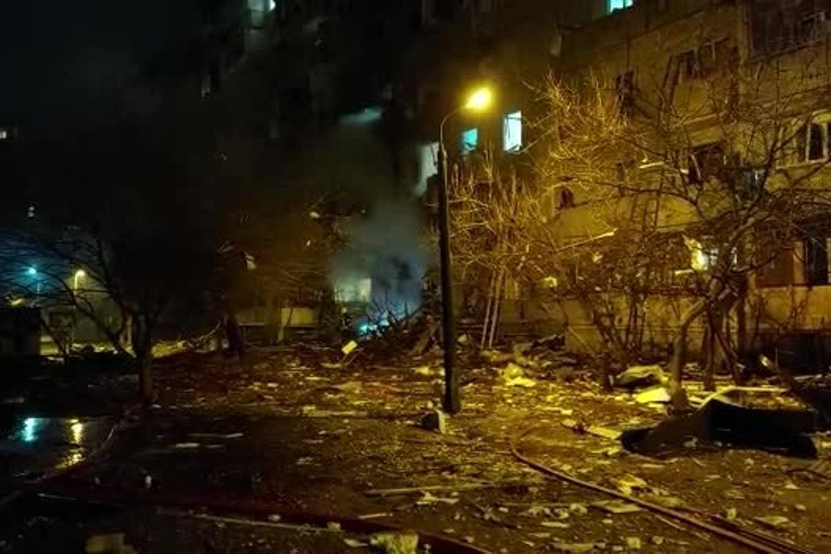 Сводка на украине 25.02 2024. Киев фото. Обрушение здания после пожара. Бомбежка Киева.