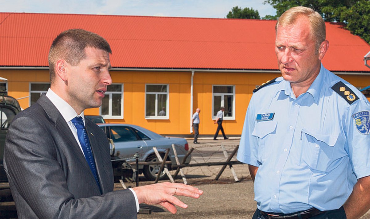 Siseminister Hanno Pevkur ja Lõuna politseiprefekt Tarmo Kohv kinnitavad, et piirivalve funktsioonid võtab üle politsei. Taamal olevale piirivalvurite majale tuleb leida uus otstarve, mis võib tähendada ka hoone müümist.