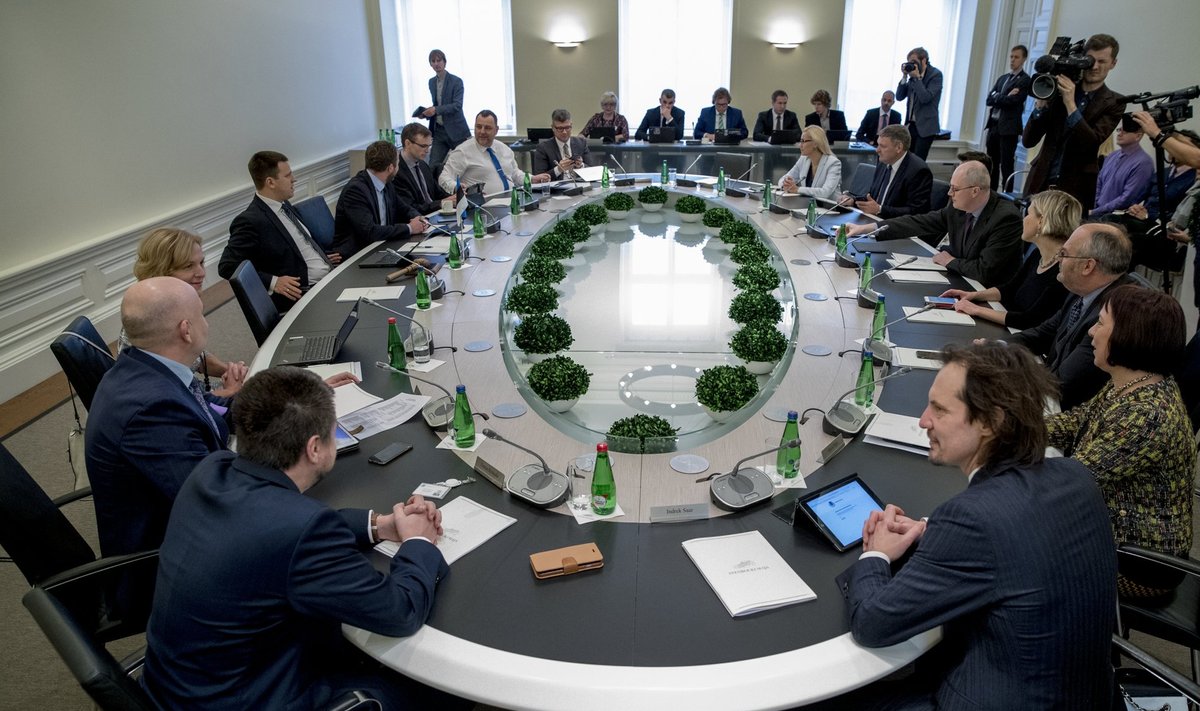 Jüri Ratase valitsus töötab nagu kellavärk. Pildil uue valitsuse esimene istung mullu novembris.