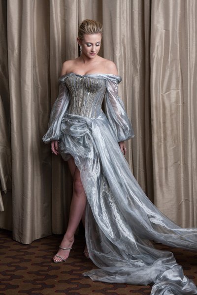 Näitlejanna Lili Reinharti asümmeetriline hõbedane kleit oli inspireeritud raudrüüdest. Metalliläikelisest organza-kangast  ebaühtlaselt ja pilvelaadset drapeeritud seelikuosa hoidis koos jämedate antiikhõbeda efektiga metallketidega kaunistatud läikiv ko