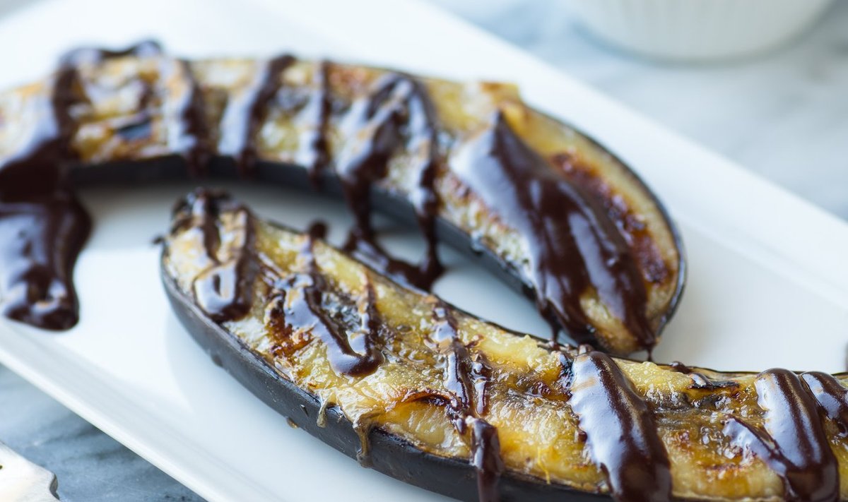Koorega grillitud banaane võib serveerida nii jäätise, moosi kui šokolaadiga.
