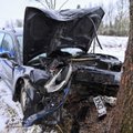 FOTOD | Viljandimaal sõitis auto vastu puud. Juht toimetati haiglasse