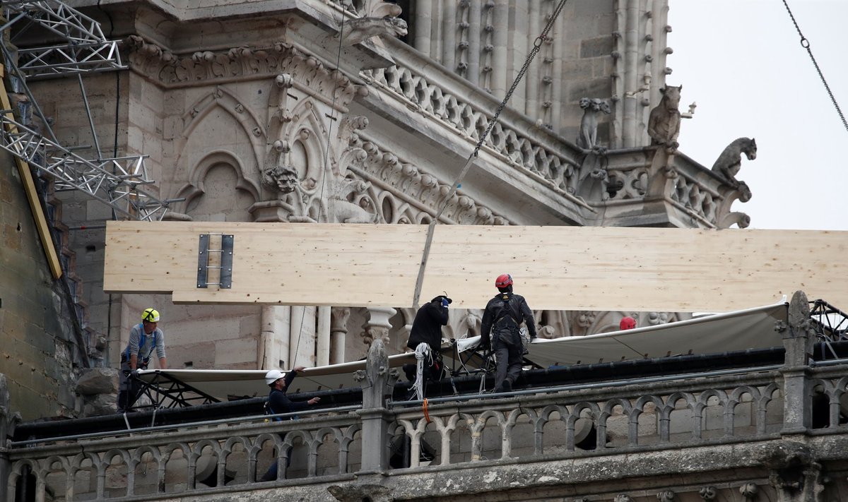 Erilise tugevdatud presendi paigaldamine Notre Dame'i katusele
