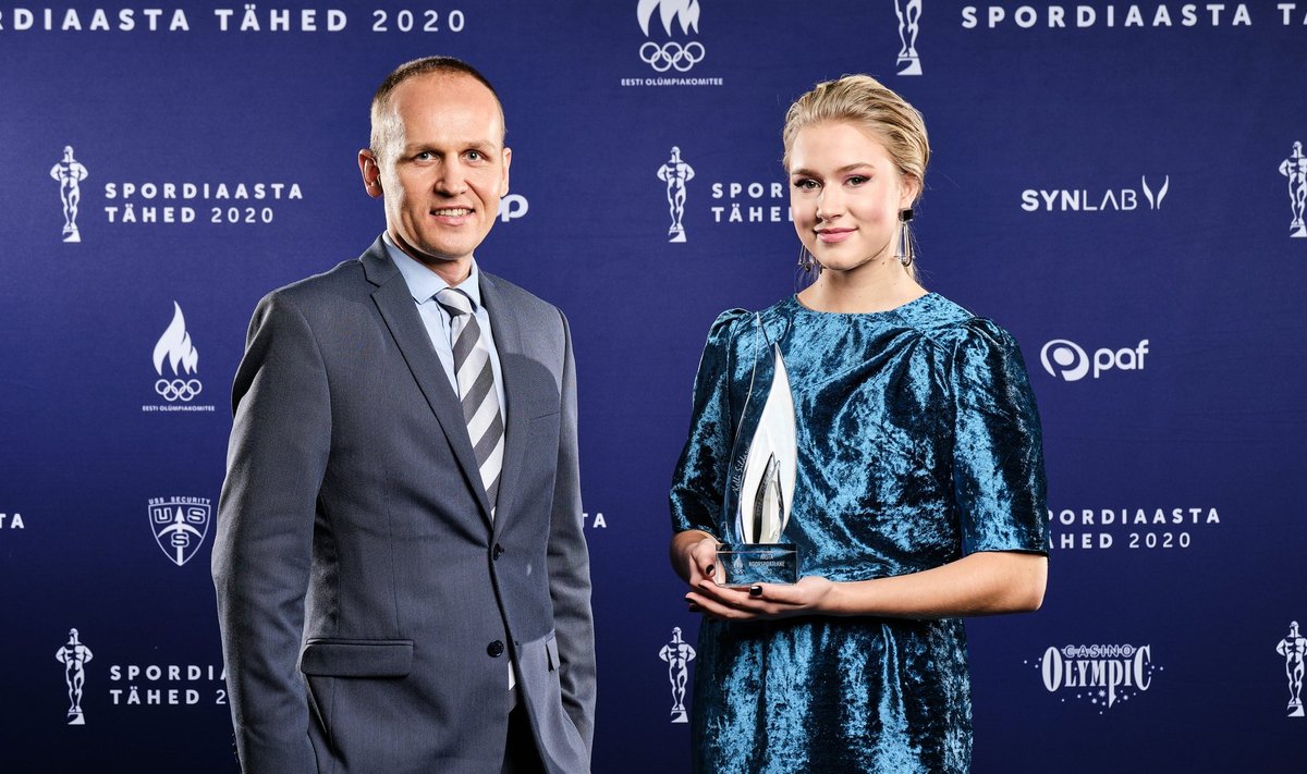 Aasta noorsportlane Kelly Sildaru ja talle auhinna üle andnud ultrasportlane Rait Ratasepp.
