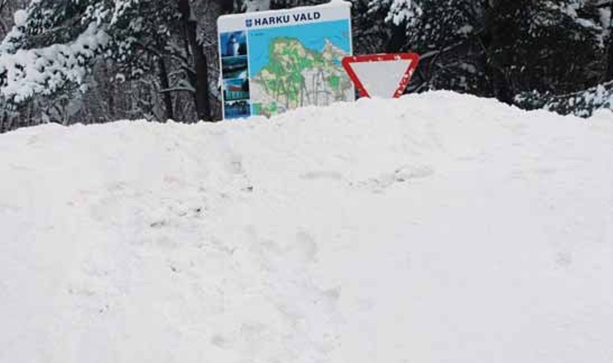 Eriolukord Vääna-Jõesuu poe juures: lumevall on juba liiklusmärki varjutamas. (foto: Ülo Russak)