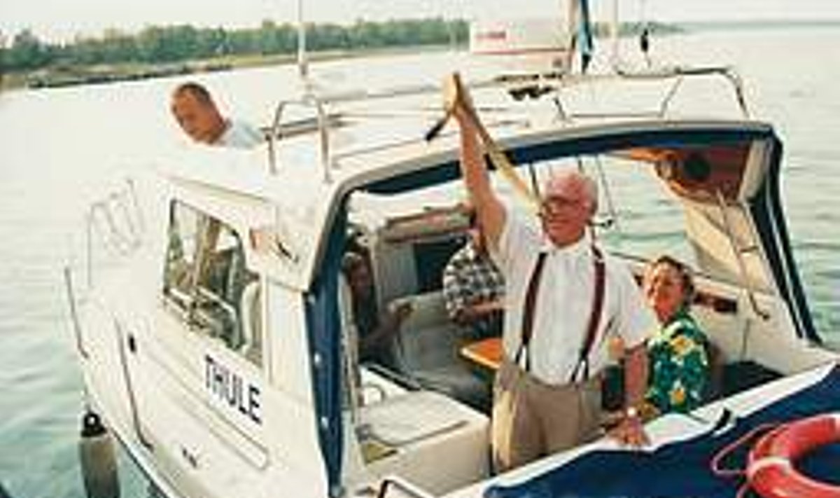 NAVIGAATOR LENNART: Lennart Meri rõõmustamas oma kaatrijuhtimisoskuste üle ja Hiiumaa visiidi lõpus augustis 1997 hüvastijätuks lipsuga lehvitamas. INGMAR MUUSIKUS