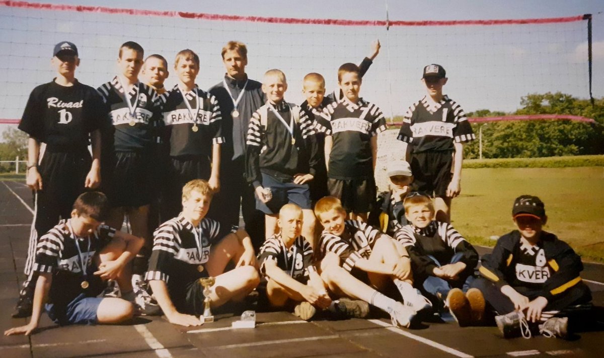 Fotol: Martti Juhkami (üleval vasakult seitsmes) ja Tõnis Niinemets (all vasakult kolmas) Rakvere treeningrühma ühispildil. Treener Mati Merirand.