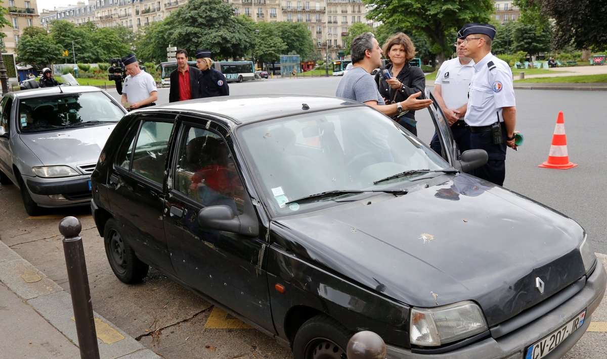 Pariisi politseinik üle 20-aasta vanuse auto omanikule uut seadust selgitamas.