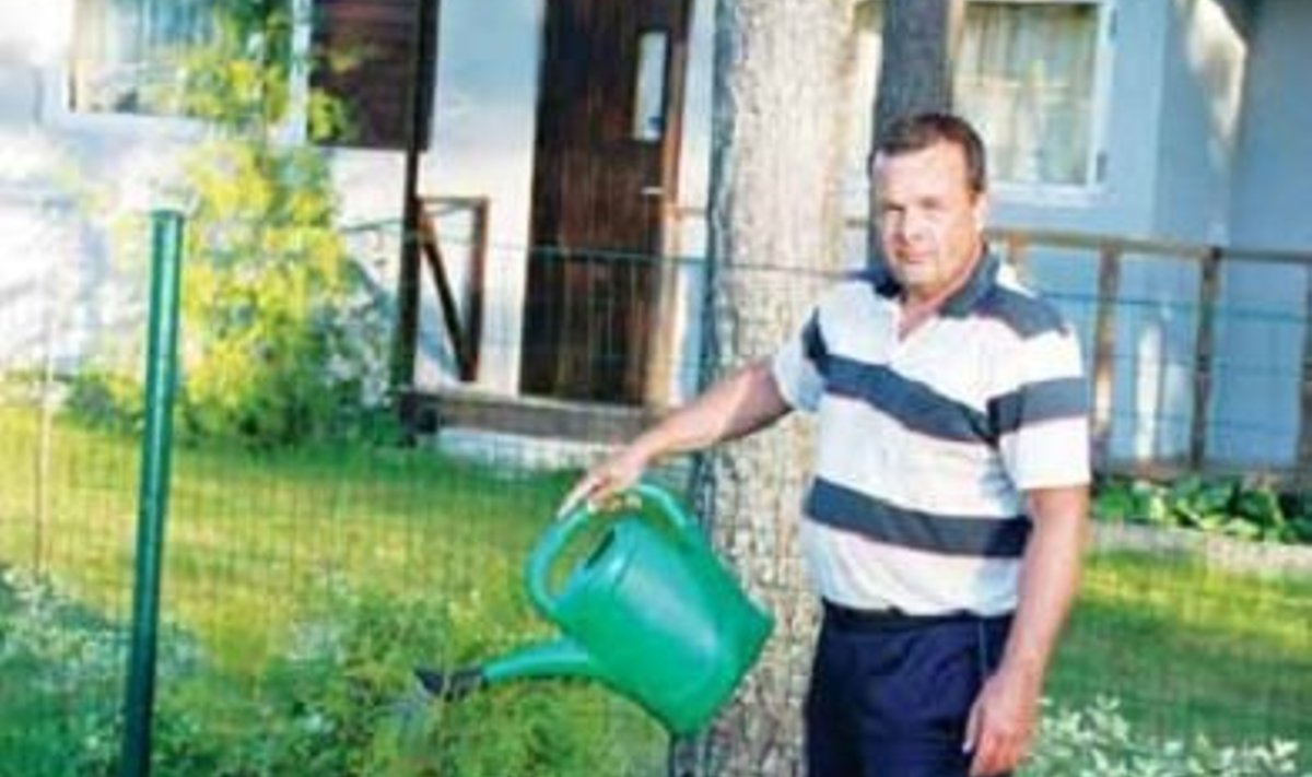 Vääna-Jõesuu majaomanik Romanas Vaasa on ühisveevärgist huvitatud. Siis kasvab ärimehe kinnitusel ka kinnistu väärtus. Ja saab valida, millist vett kasutada toidu tegemiseks, millist aia kastmiseks