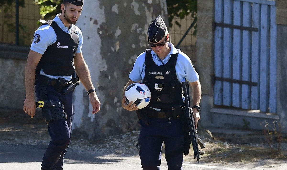 Jalgpall ja relvastatud valve käivad Prantsusmaal käsikäes.