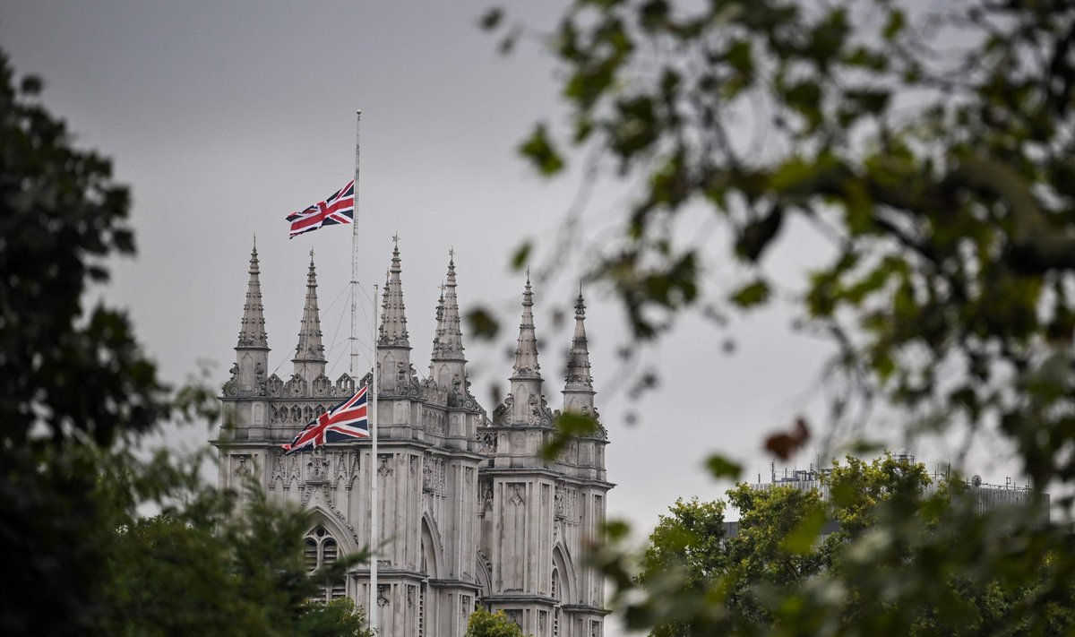 Eile lehvis Ühendkuningriigi lipp Westminster Abbey's pooles mastis. Samas kirikus toimub ka teenistus, millega jäetakse lahkunud valitsejaga hüvasti