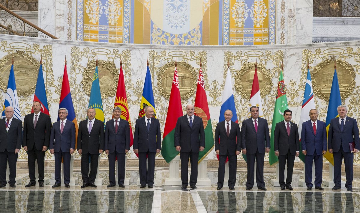 Lebedev, Aliyev, Sargsyan, Nazarbayev, Atambayev, Timofti, Lukashenko, Putin, Rahmon, Berdimuhamedov, Karimov and Yezhel pose for a family photo during a CIS summit in Minsk