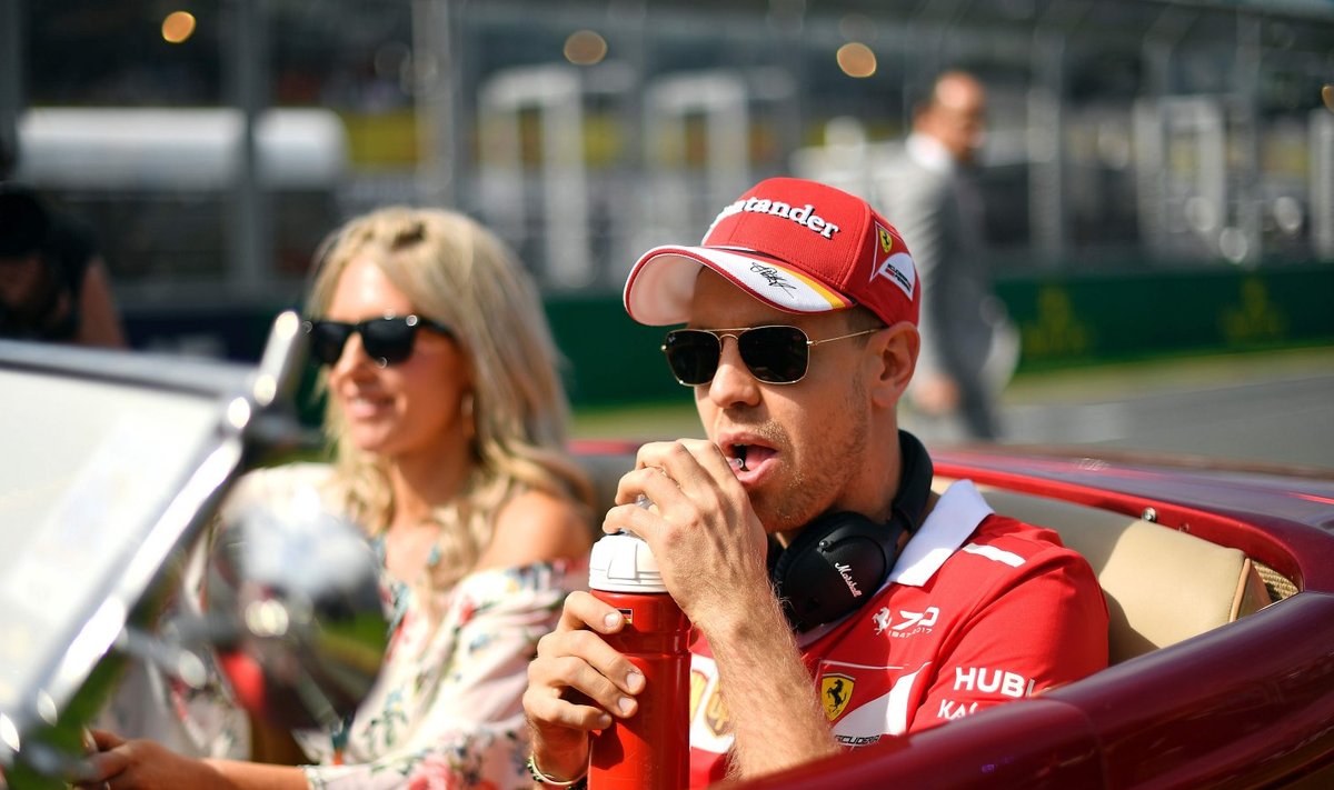 Ferrari piloot Sebastian Vettel Austraalias autos, kuid mitte võidusõidumasina roolis