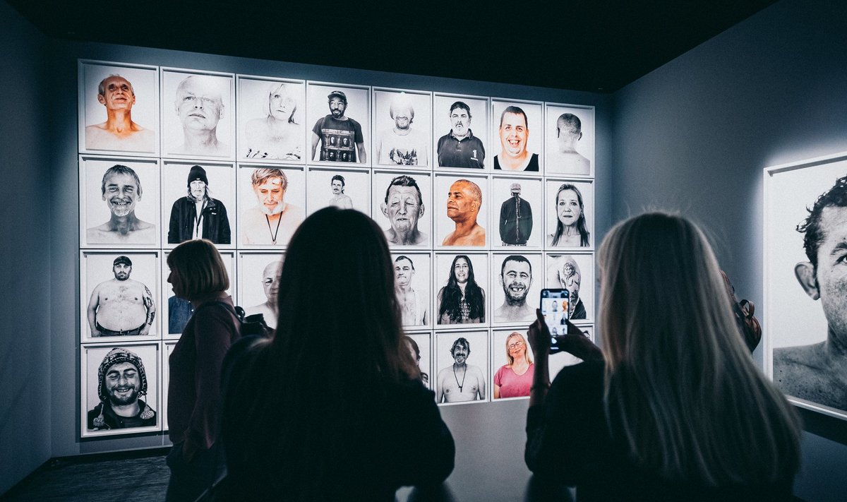Fotografiska keskus pikendas Bryan Adamsi fotonäituse „Päevavalgel” lahtiolekuaega juunini. Näituseplaane on pidanud ümber tegema enamik muuseume ja galeriisid.