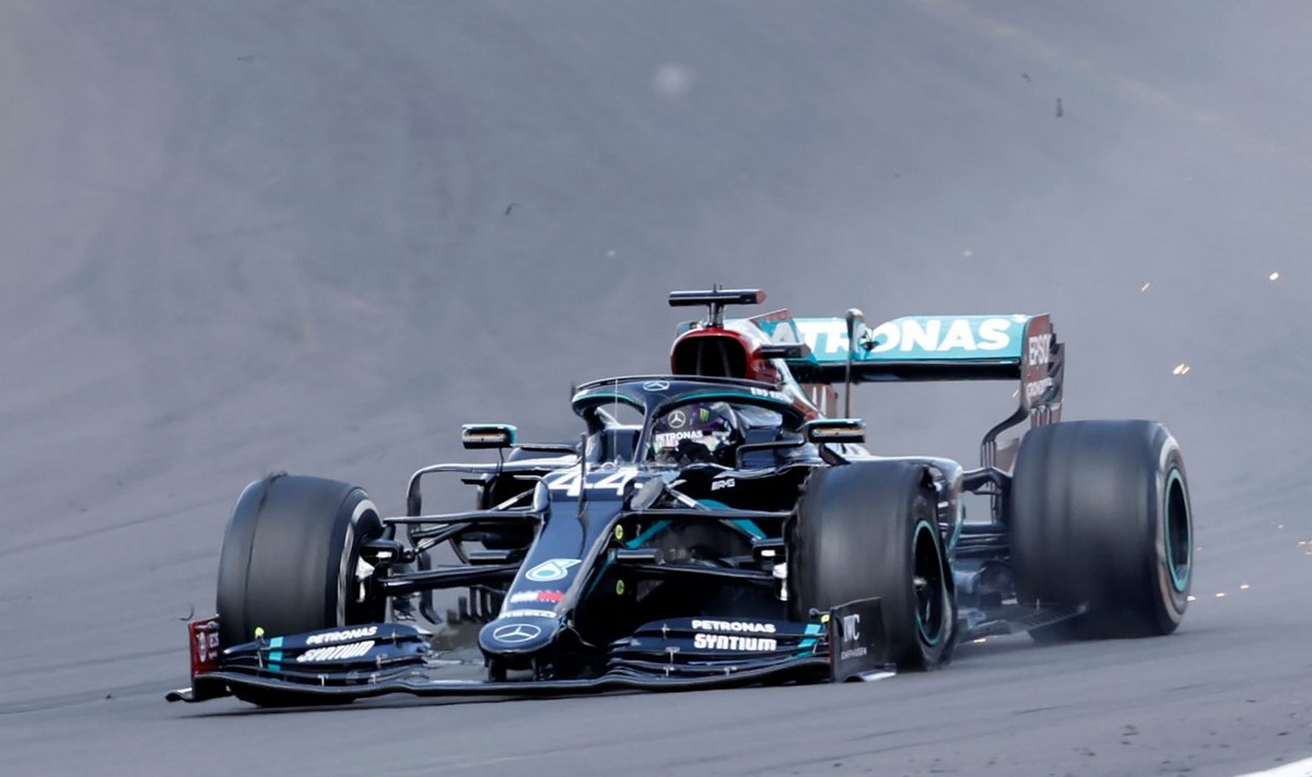 Lewis Hamilton lõpetas sõidu katkise rehviga.