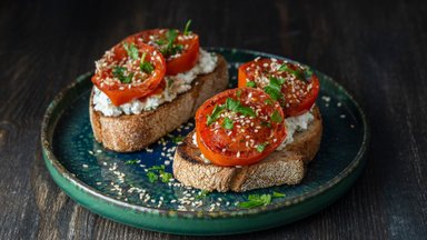 Tomatid teevad võileiva vedelaks? Mitte siis, kui kasutad määrdena  üht kavalamat toiduainet