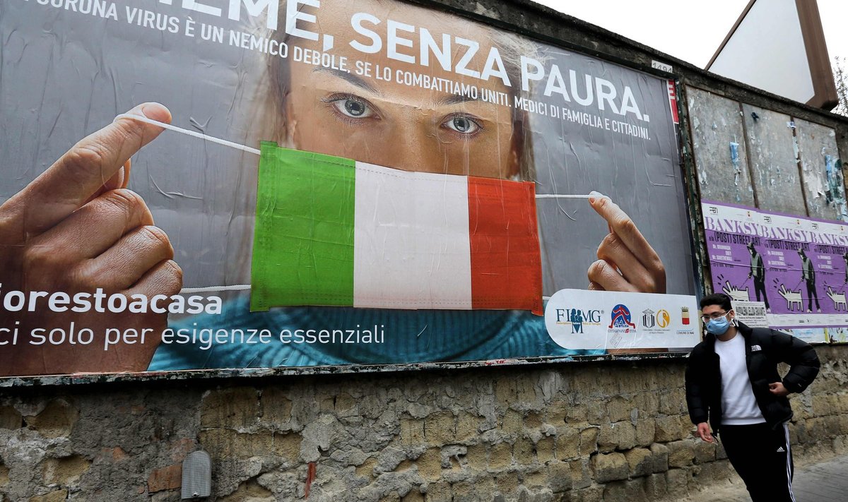 „Karta pole vaja,” julgustab Napoli tänavareklaam. Alates 22. veebruarist on Itaalias viiruse tõttu surnud 5000 inimest, neist ligi 2000 sel nädalavahetusel.