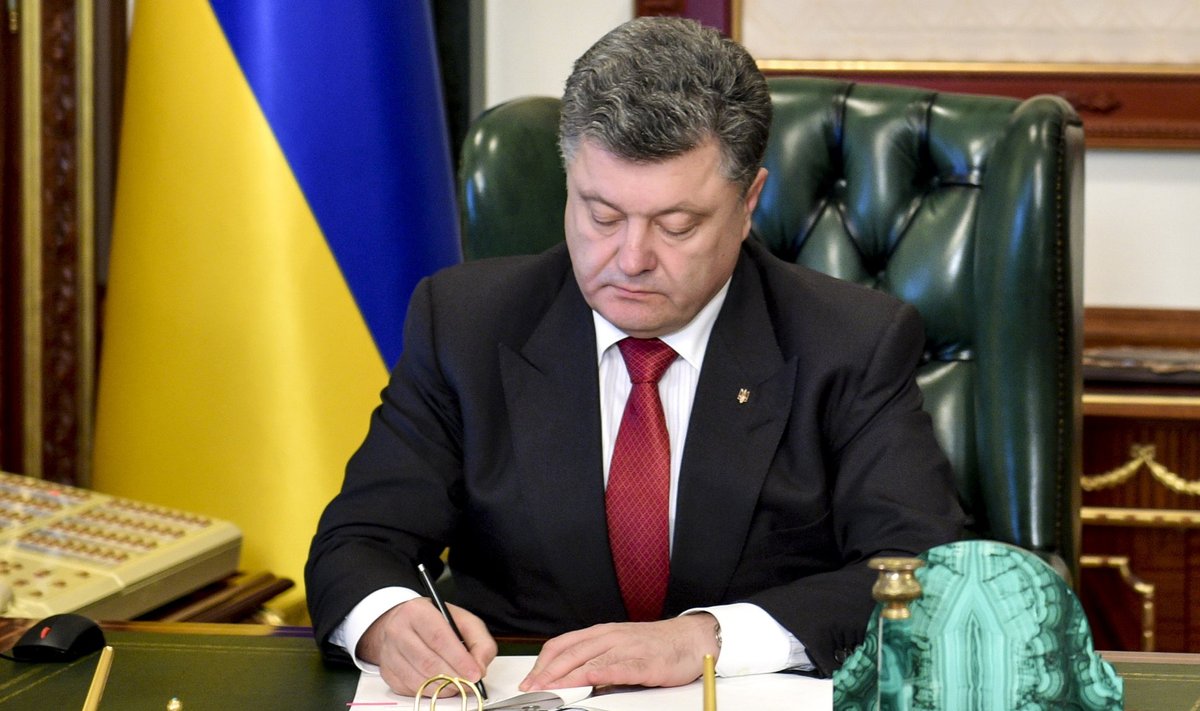 Ukrainian President Petro Poroshenko signs the law on "lustration" in Kiev
