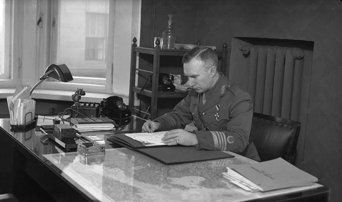 Eesti Kaitsevägede Staabi ülema I abi kolonel Richard Maasing oma kabinetis (1939)