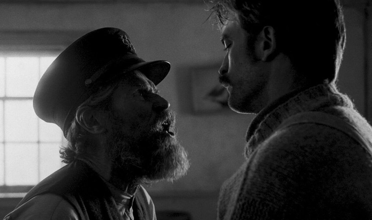 PEENELT ÕUDNE LUGU: Noor mees Ephraim Winslow (Robert Pattinson, paremal) läheb majaka­vahiks üksikule saarele, kus tema ülemuseks saab karmi käega vanamees Tom Wake (Willem Dafoe).