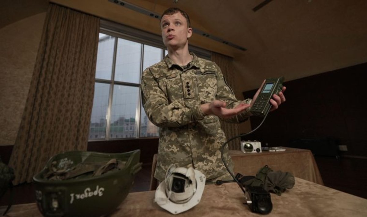 Украинский военный Андрей Рудык показывает трофейное российское оружие, в котором обнаружены иностранные компоненты