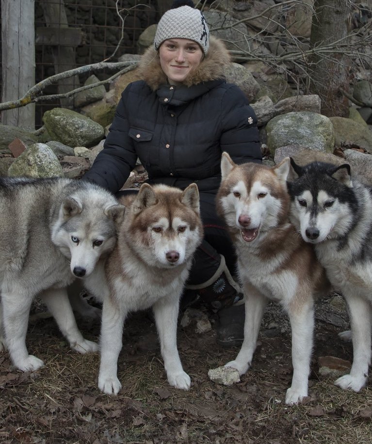 Paasiku koertemõisa perenaine Renata Krohv kutsub kõiki oma koeri nimepidi.