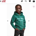 FOTO | Poekett H&M rassismisüüdistuste küüsis! Mustanahaline poiss kandis pusa tekstiga "ägedaim ahv džunglis"