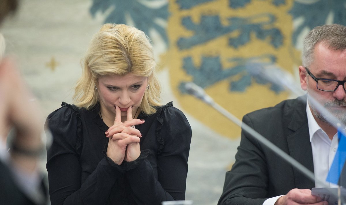 Viktoria Ladõnskaja jälgis närviliselt, kuidas Tallinna valimiskomisjoni esimehe Toomas Sepa juhtimisel kontrolliti üle rohkem kui 3000 talle ja Sven Sesterile antud häält ning kehtetuks kuulutatud sedelid.