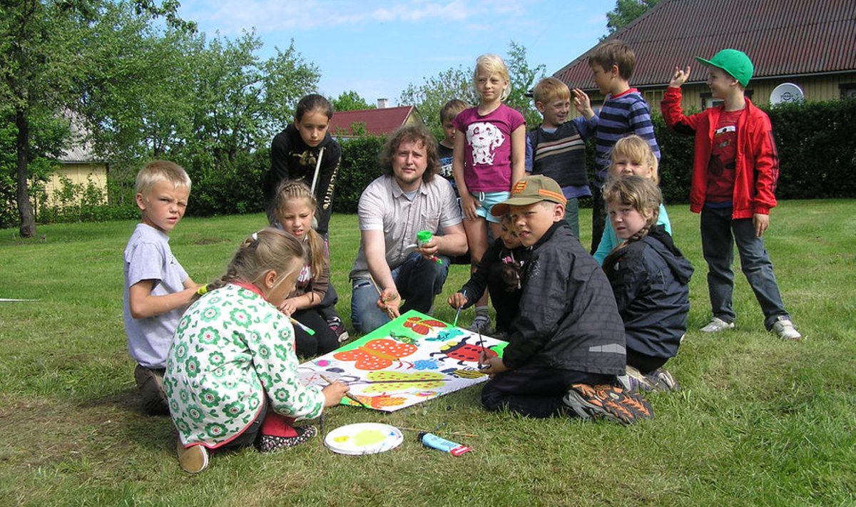 IIc klassi lapsed koos kunstnik Jaak Visnapiga oma ühisloomingut viimistlemas. Foto: Reet Saar