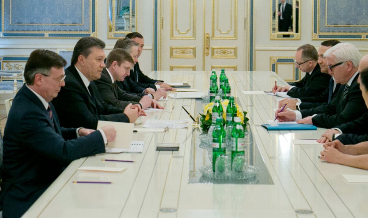 Eile sõlmiti Ukraina kriisi leevendamise kokkulepe. Laua taga istuvad asjaosalised.. 	Foto: AFP/Andrei Mosienko/Scanpix