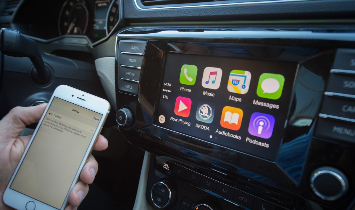 Apple CarPlay ja Android Auto ühendavad telefoni auto multimeediasüsteemiga ning pakuvad seeläbi spetsiaalselt autole välja töötatud kasutajaliidest, mis on turvalisem kui autoroolis telefoni kasutamine.