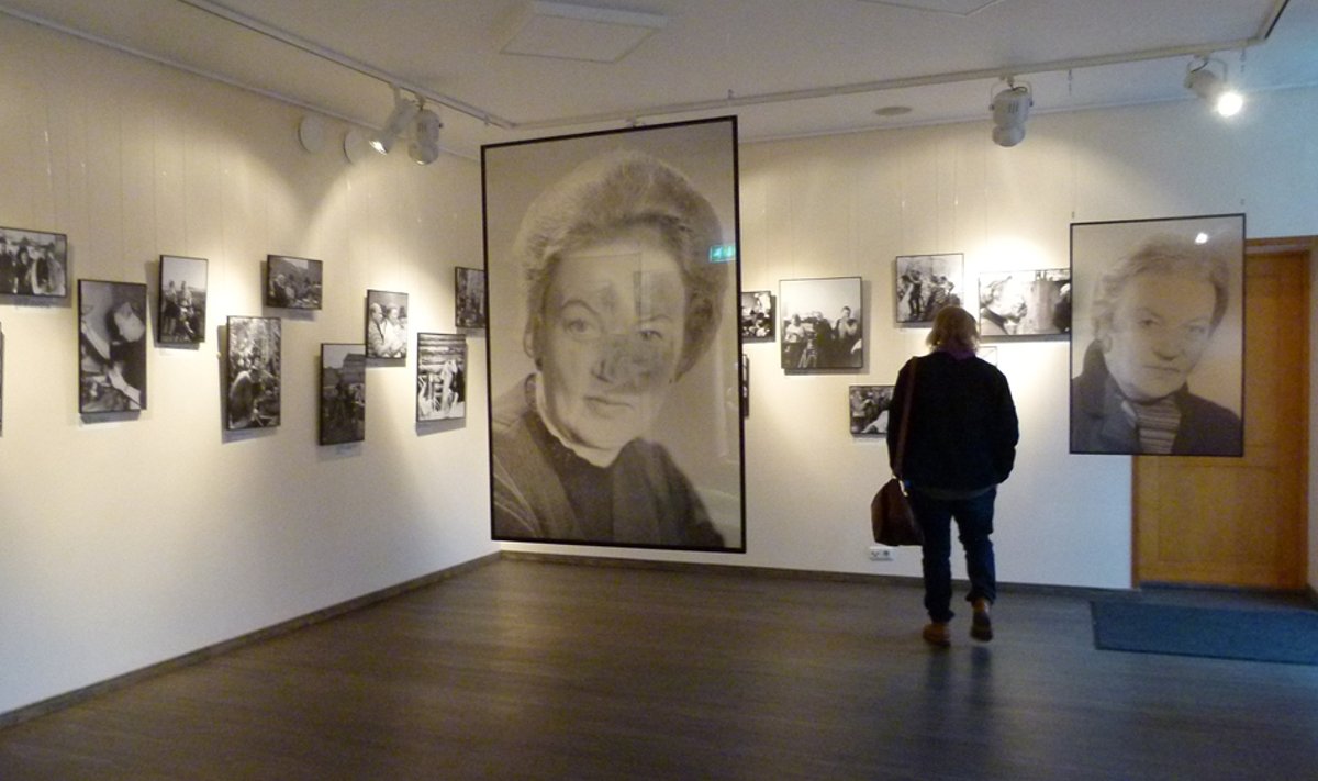 Rapla kultuurikeskuse Rütmani galeriis on filmirežissöör Leida Laiuse mälestusnäitus.