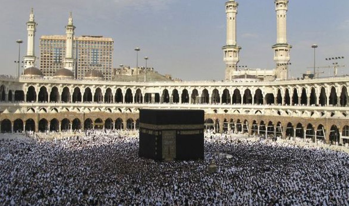 Tuhanded moslemid ümbritsevad Kaabat Mekas Suure Mošee õuel-
