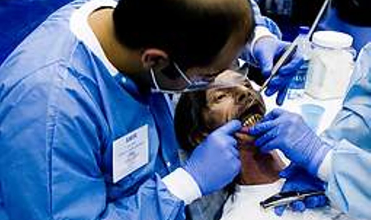 VALU LÕPP: Louiseville’ist pärit hambaarstitudeng Amir valmistub eemaldama mädanenud hammast. Kohe on see läinud. Tasuta ja igaveseks. Krister Kivi