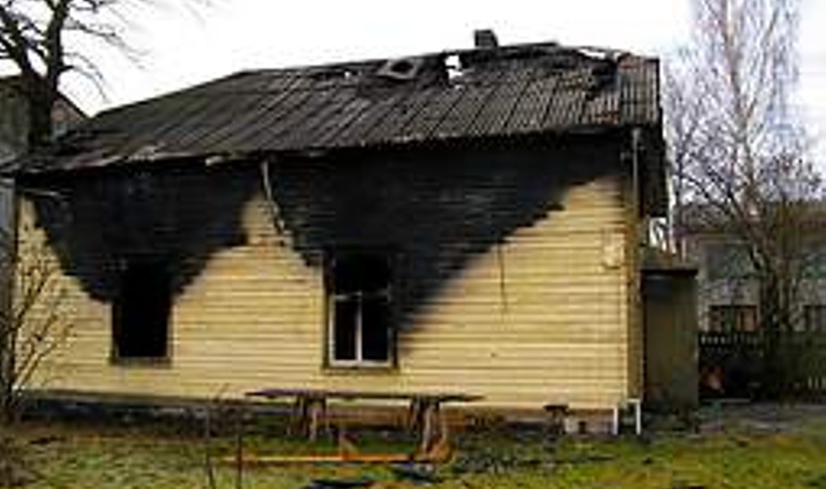 KÕRBENUD TÜLIÕUN: Pärnus Karjamaa tänaval seisev maja põles maha 2008. aasta jaanuaris, ent maja omanik ja kindlustusfirma sõdivad hüvitise pärast tänaseni. erakogu
