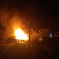 LUGEJA FOTOD: Kohtla-Nõmmel põleb lahtise leegiga puukuur