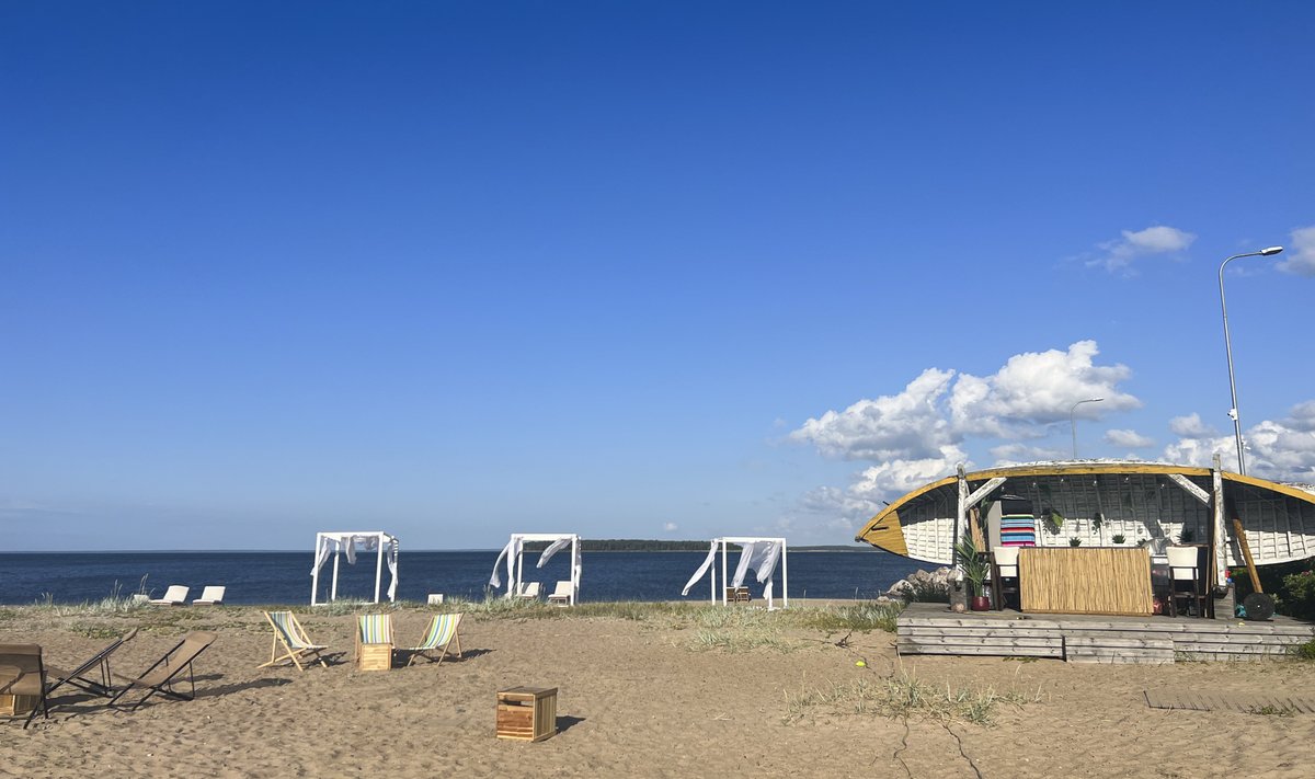 Kaberneeme rannabaar Kolm Gringot, kus kokteile ja muusikat saab nautida otse rannaliival peesitades, on kindlasti peatust ja uudistamist väär