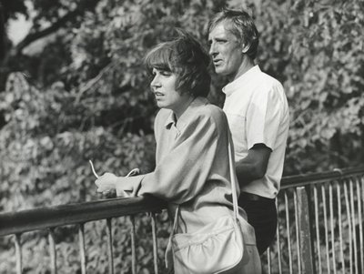 TEEL NIGULI JUURDE: Hubert Raud (Lembit Ulfsak) ja Pille Loorits (Maria Klenskaja) filmis „Keskea rõõmud“ (1986), mille režissöör oli samuti Lembit Ulfsak.