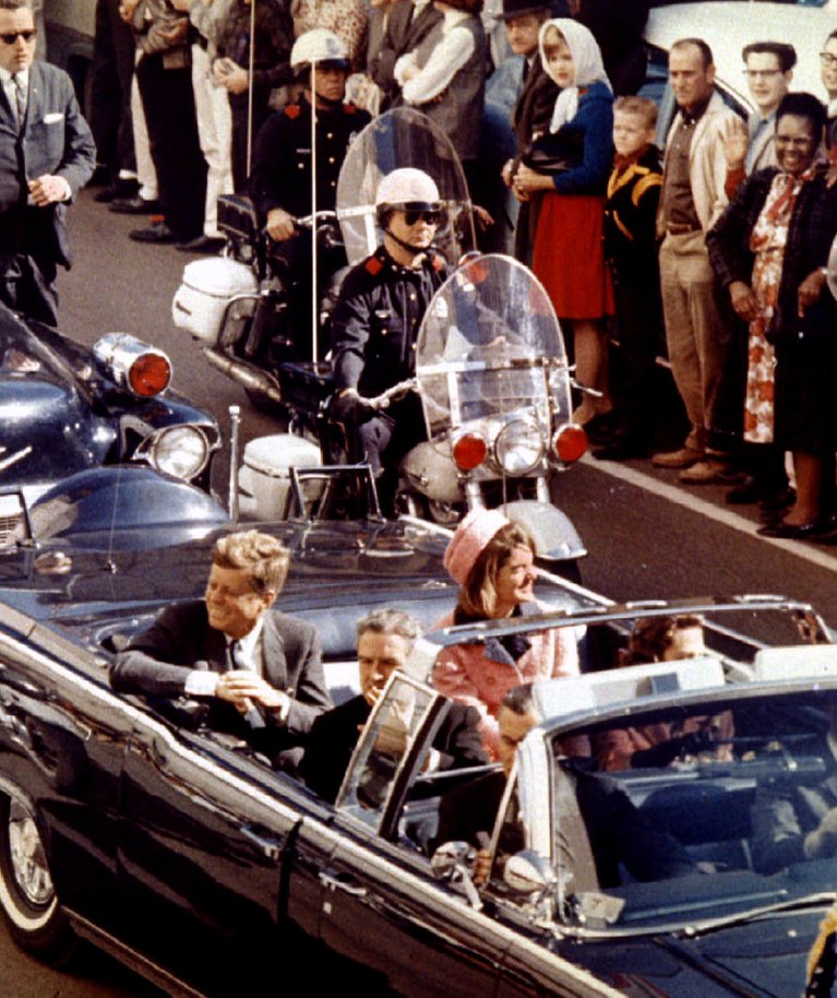 22/11/63: USA president John F. Kennedy, esimene leedi Jaqueline Kennedy ja Texase kuberner John Connally mõni hetk enne saatuslikke laske rahvale lehvitamas. 