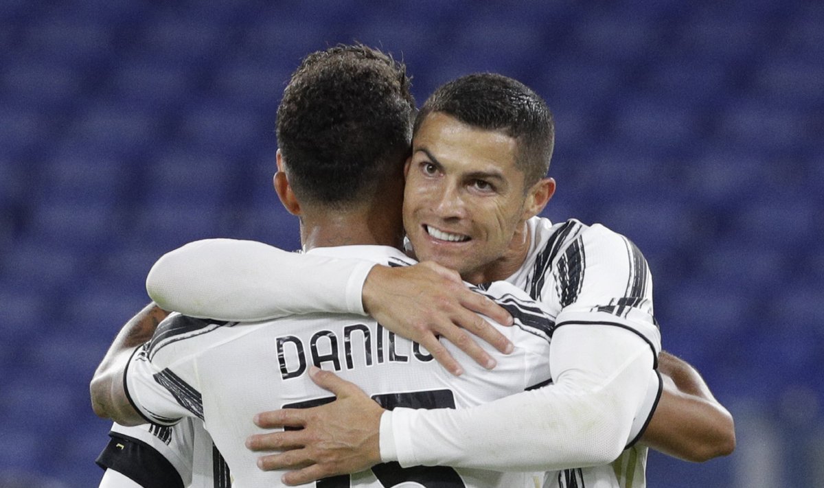Cristiano Ronaldo koos tiimikaaslastega väravat tähistamas.