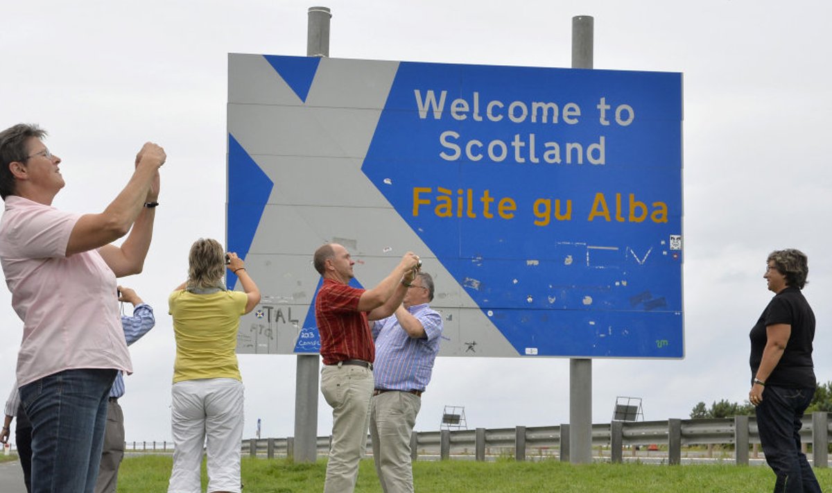 Praegu teevad turistid pilti Šotimaa piirisildi juures. Mõne kuu pärast otsustatakse, kas peale sildi tuleb siia püstitada riigipiir.