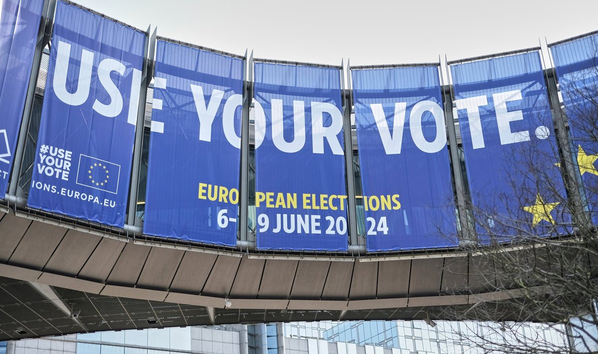 Valima kutsuv loosung Euroopa Parlamendi hoonekompleksi juures Brüsselis