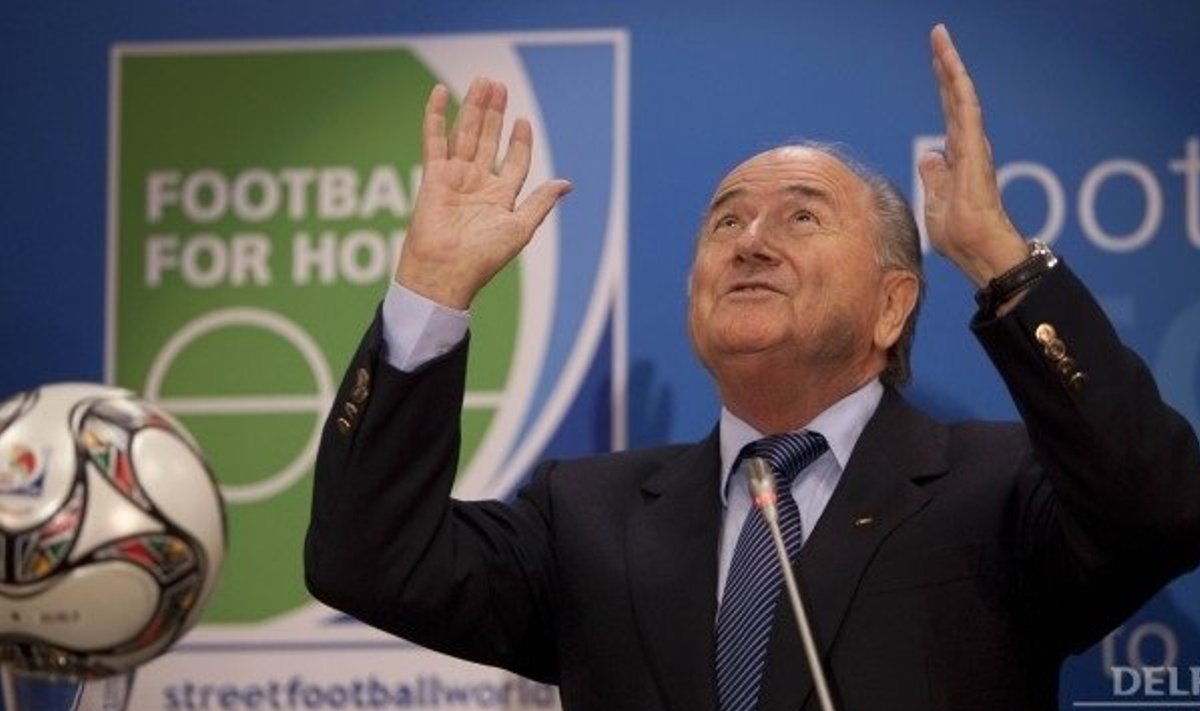 Briti meedia süüdistab Sepp Blatterit korruptsioonis, Blatter süüdistab Briti meediat rassismis.  