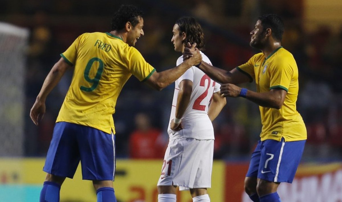 Brasiillaste jaoks oli MM-i peaprooviks mäng Serbia vastu. 1 : 0 võiduvärava löönud kollasärkide tipuründaja Fred (vasakul) võtab õnnitlusi vastu teiselt Brasiilia koondise staarilt Hulkilt. 
